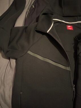 Nike tech all back size Large